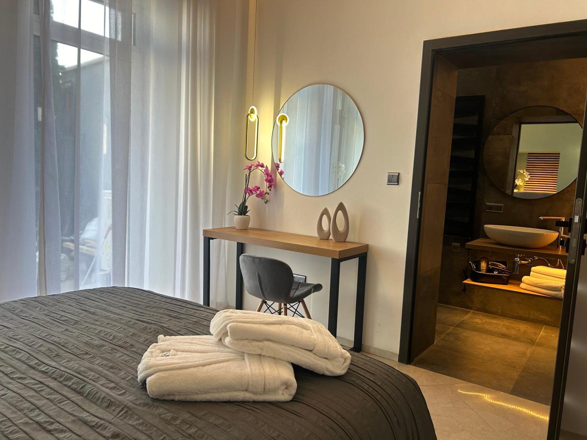 Leo Apartment Suite & Private Spa Zone - Old City 布拉迪斯拉发 外观 照片