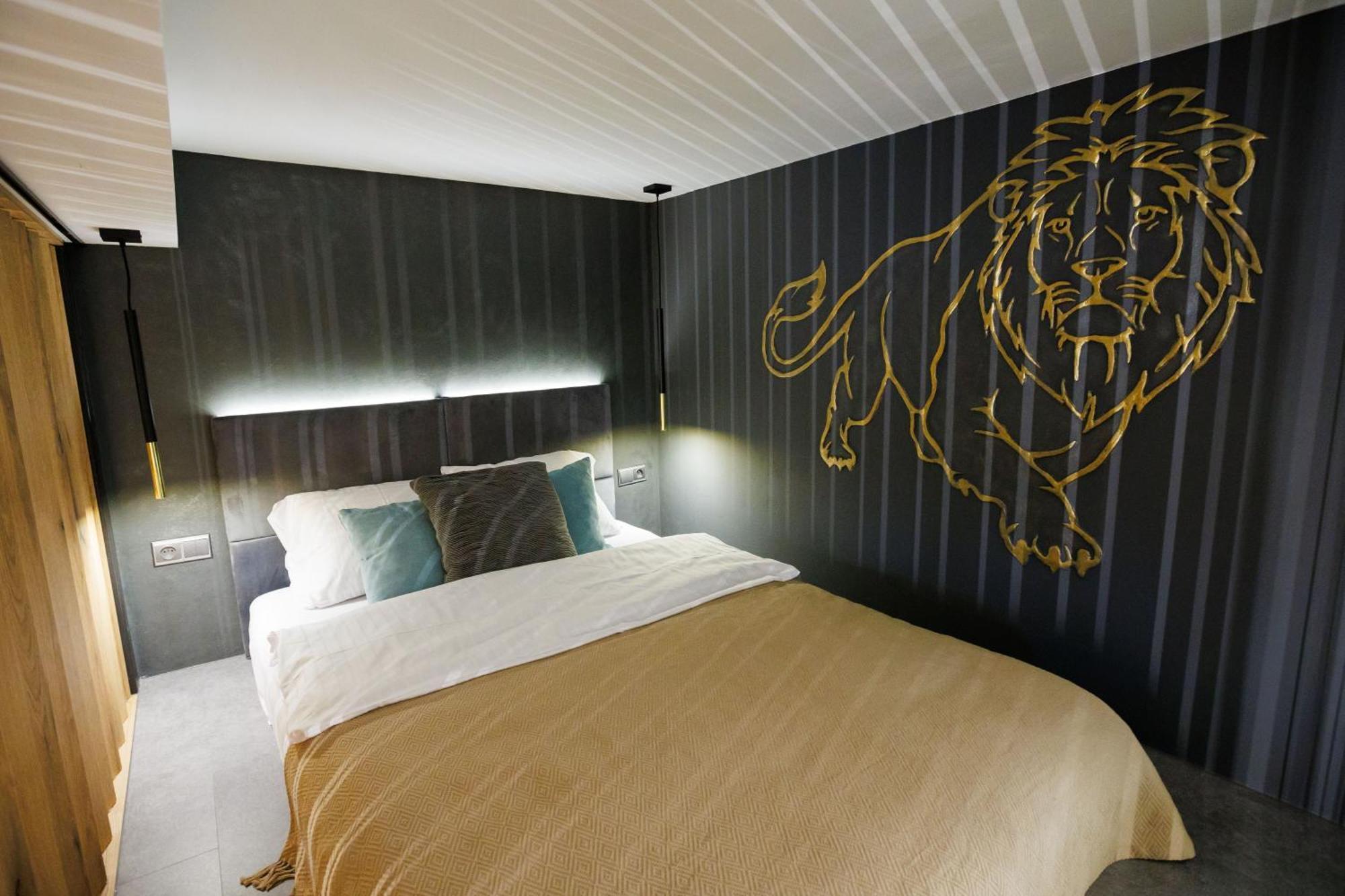 Leo Apartment Suite & Private Spa Zone - Old City 布拉迪斯拉发 外观 照片